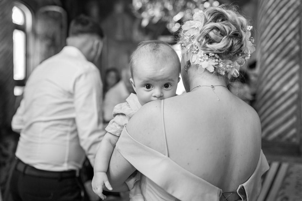 Fotograf Botez Bucuresti, fotografie spontana la botez, mama cu bebe in brate